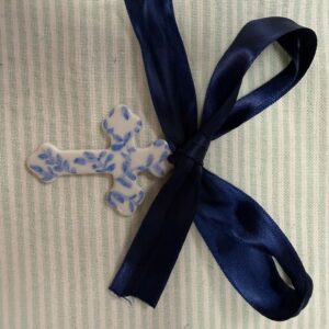 Petite croix en porcelaine peinte à la maison