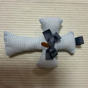 Croix en tissu avec médaille - garçon